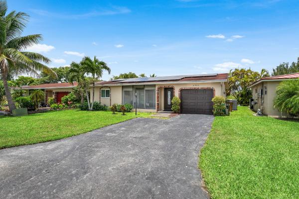 Crystal Lake Golf Villas, 4901 NW 18th Ave, Deerfield Beach, Florida 33064, image 2