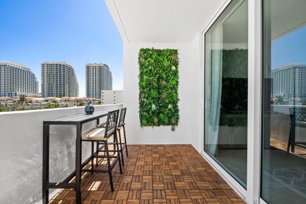 Tiffany House, 401 N Birch Rd #409, Fort Lauderdale, Florida 33304, image 1