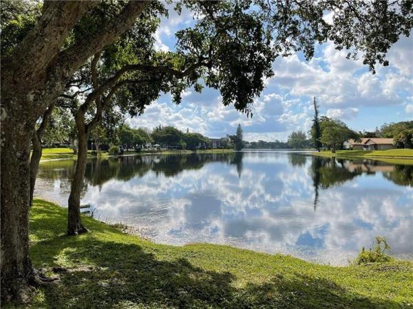 International Village At Inverrary, 3690 Inverrary Dr #2Z, Lauderhill, Florida 33319, image 2