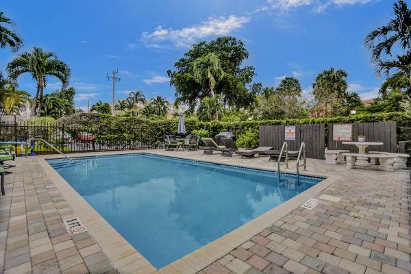 Hibiscus House, 600 NE 7th Ave #8, Fort Lauderdale, Florida 33304, image 2