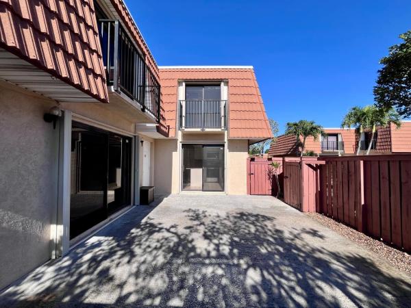 Waterford Courtyards At Crystal Lakes North, 2971 SW 12th St, Deerfield Beach, Florida 33442, image 2