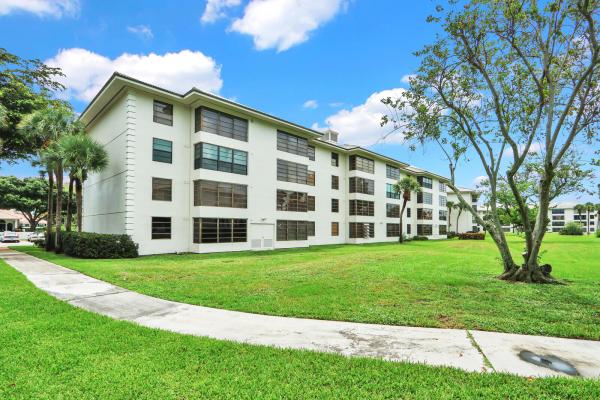 Whitehall, 3636 Whitehall Dr #105, West Palm Beach, Florida 33401, image 2
