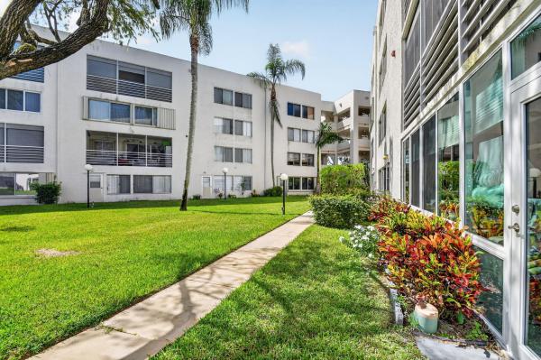 3186 Via Poinciana #114, Lake Worth, Florida 33467, image 3