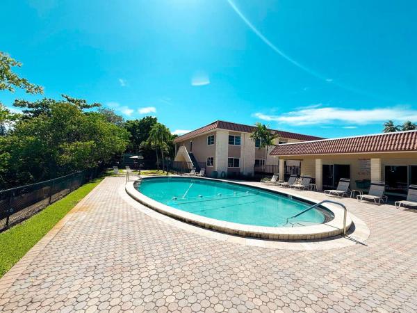 Manor Grove Village, 124 NE 19th Ct #102B, Wilton Manors, Florida 33305, image 3