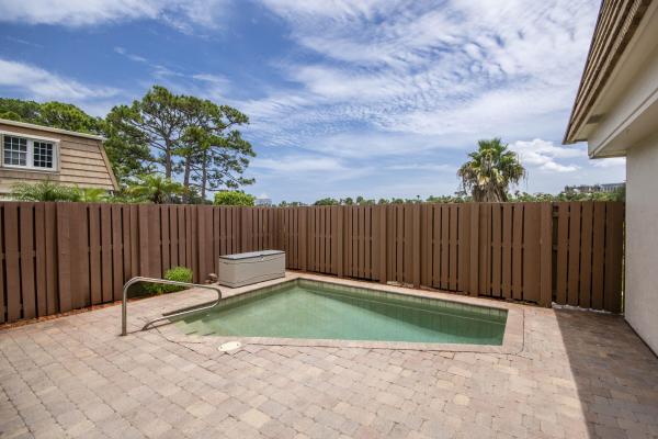Winchester Courts, 4338 Hazel Ave #A, Palm Beach Gardens, Florida 33410, image 1