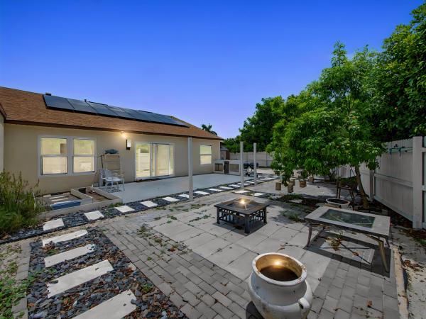8464 Lake Point Ct, Lake Worth, Florida 33467, image 2