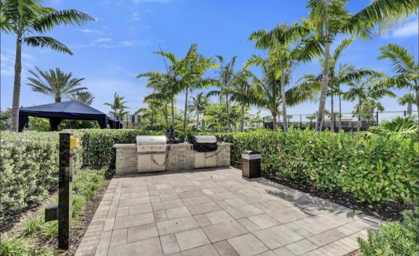 Oak Tree, 4519 Silverwood Ln N, Oakland Park, Florida 33309, image 2