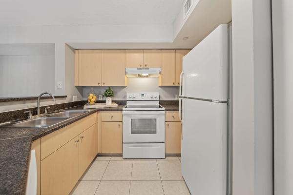 Emerald Isle At Laguna Lakes, 4151 San Marino Blvd #203, West Palm Beach, Florida 33409, image 3
