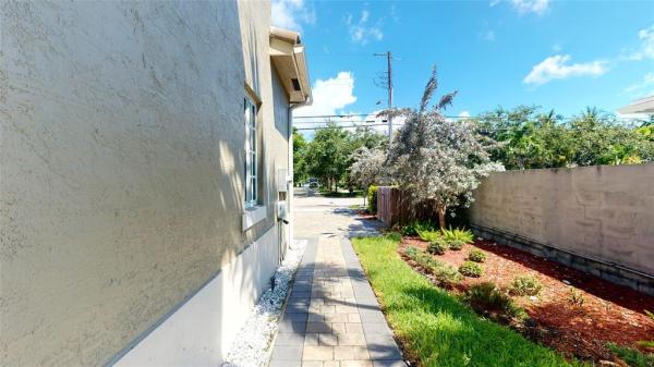 Tropical Gardens, 620 NE 20th St #1, Wilton Manors, Florida 33305, image 1