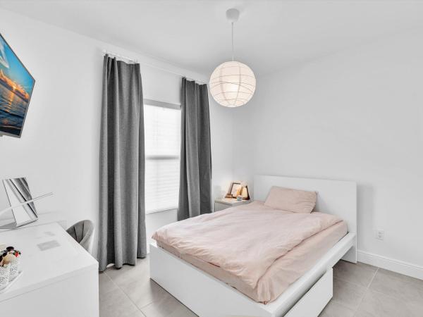 Sandpiper Pointe, 556 Sanderling Cir, Deerfield Beach, Florida 33442, image 2