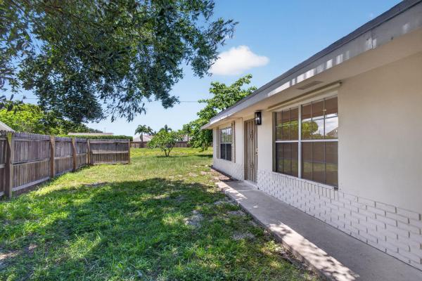 3941 W Roan Ct W, West Palm Beach, Florida 33403, image 2