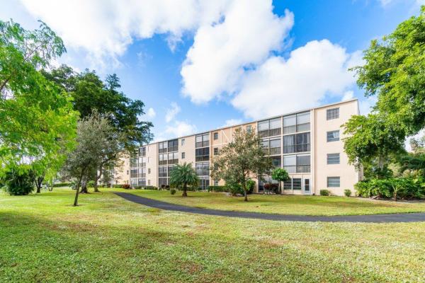 Huntington Lakes 2, 6795 Huntington Ln #201, Delray Beach, Florida 33446, image 1