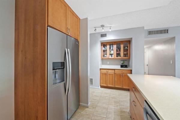 Essex Tower, 340 Sunset Dr #401, Fort Lauderdale, Florida 33301, image 3
