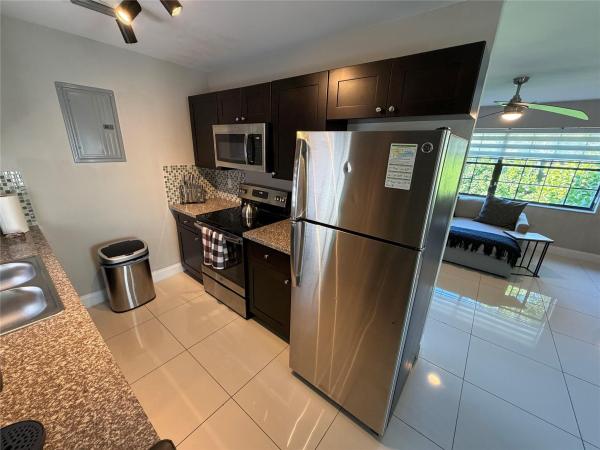 Highland Estates, 608 NE 29th Dr #1, Wilton Manors, Florida 33334, image 3