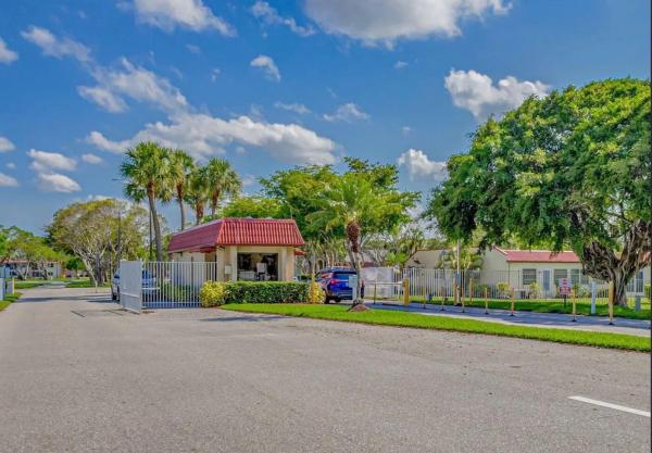 Golden Lakes Village, 157 Lake Anne Dr, West Palm Beach, Florida 33411, image 3