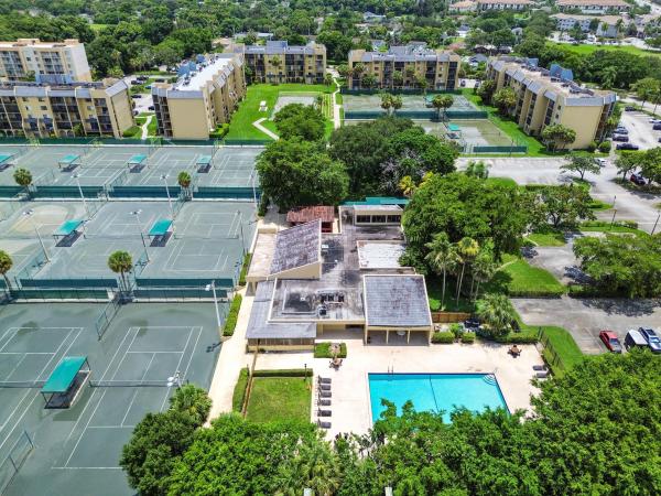 2820 Tennis Club Dr #401, West Palm Beach, Florida 33417, image 2
