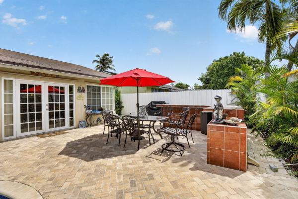 910 NE 205th St, Unincorporated Dade County, Florida 33179, image 2
