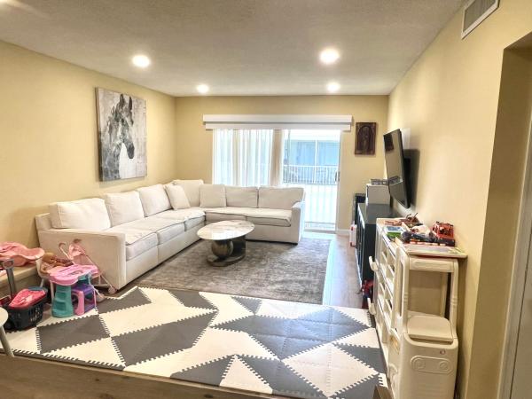 Imperial Point Colonnades, 2211 NE 67th St #1124, Fort Lauderdale, Florida 33308, image 2