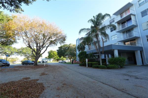Breakwaters Of The Palm Beaches, 500 Executive Center Dr #2A, West Palm Beach, Florida 33401, image 2