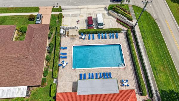 Pine Tree Village, 10300 Greentrail Dr N, Boynton Beach, Florida 33436, image 1
