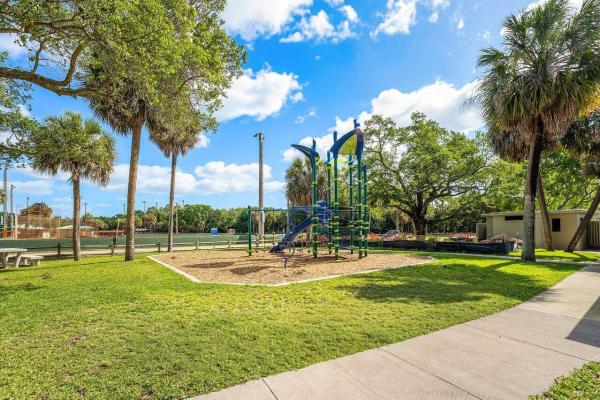 North Palm Beach No HOA, 2101 N Palm Cir, North Palm Beach, Florida 33408, image 2