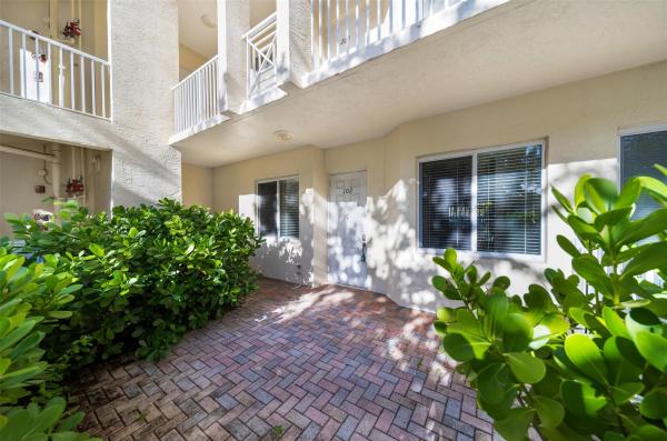 Royal Point At Palm-Aire, 3500 Oaks Clubhouse Dr #102, Pompano Beach, Florida 33069, image 2