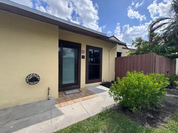 Foxwood Estates Of Lakeside Green, 4918 Alder Dr #D, West Palm Beach, Florida 33417, image 2