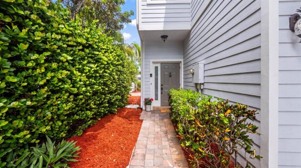 Pineapple Village South, 902 S Federal Hwy #8, Lake Worth Beach, Florida 33460, image 2