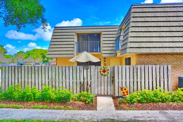 Village Of Sandalwood Lakes, 325 3rd Way, West Palm Beach, Florida 33407, image 2