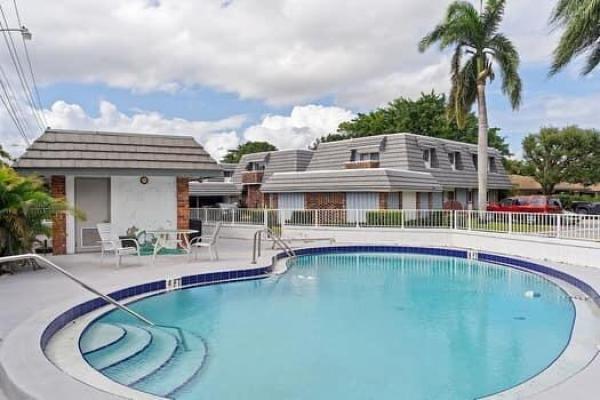 Tudors In The Pines 2, 415 Pine Tree Ct #17, Atlantis, Florida 33462, image 3