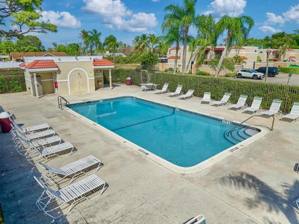 Chateau Wood, 3725 Village Dr #D, Delray Beach, Florida 33445, image 1