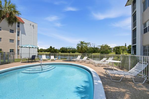 Las Vistas In Inverrary, 3601 Inverrary Dr #107, Lauderhill, Florida 33319, image 2
