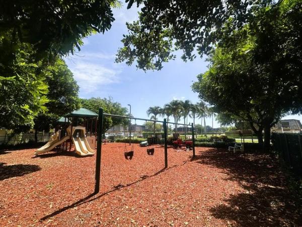 Lakewood Of Palm Springs, 17 Lake Arbor Dr, Palm Springs, Florida 33461, image 3