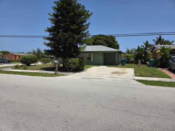 Sutton Manor, 734 NE 1st St, Boynton Beach, Florida 33435, image 1
