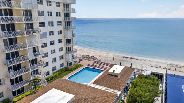 Le Chateau Royal, 3540 S Ocean Blvd #208, South Palm Beach, Florida 33480, image 3