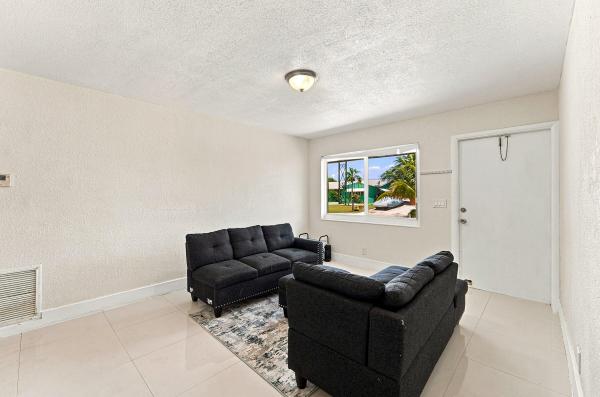 Lyndon Lanes, 1010 Pine Tree Dr, Lantana, Florida 33462, image 2