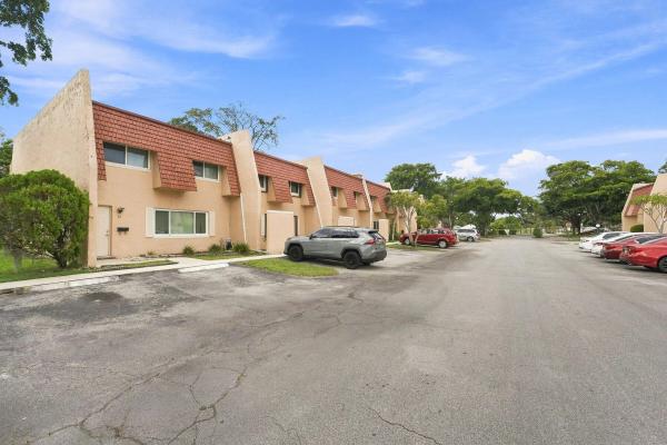 6 Spinning Wheel Ln, Tamarac, Florida 33319, image 2