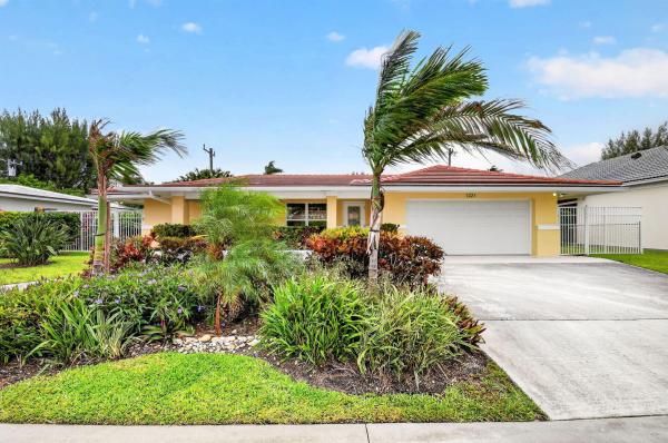 Yacht Harbor Manor, 1221 Singer Dr, Riviera Beach, Florida 33404, image 3