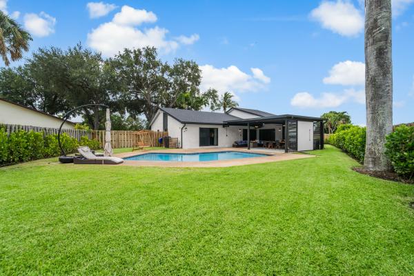 Amberwoods, 6299 Hollandaire Dr E, Boca Raton, Florida 33433, image 1