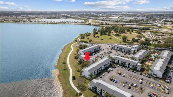 Bella Lago Vista At Clear Lake Club, 734 Executive Center Dr #23, West Palm Beach, Florida 33401, image 2