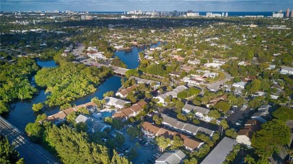 Edgewater Townhomes, 1861 NE 15th Ave, Fort Lauderdale, Florida 33305, image 2
