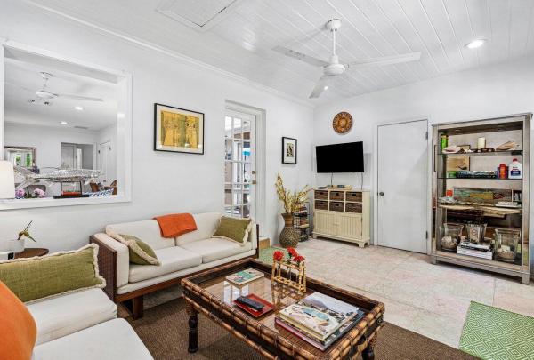 Manana Estates, 210 Debra Ln, Palm Beach, Florida 33480, image 3