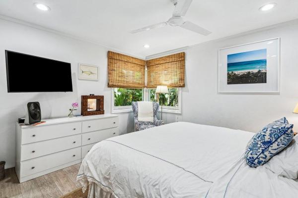 Manana Estates, 210 Debra Ln, Palm Beach, Florida 33480, image 1