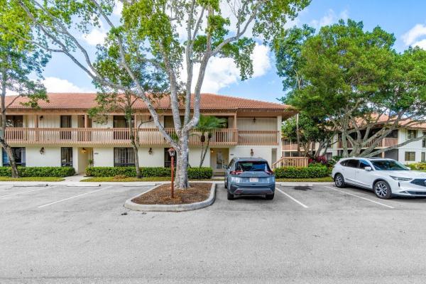 Golf Villas, 401 Brackenwood Ln S, Palm Beach Gardens, Florida 33418, image 2