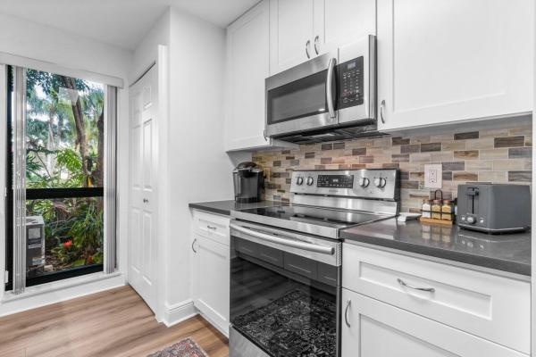 Golf Villas, 401 Brackenwood Ln S, Palm Beach Gardens, Florida 33418, image 1