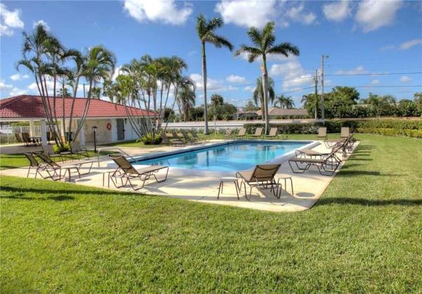Golfview Harbour Townhouses, 1437 Princeton Ln, Boynton Beach, Florida 33426, image 2