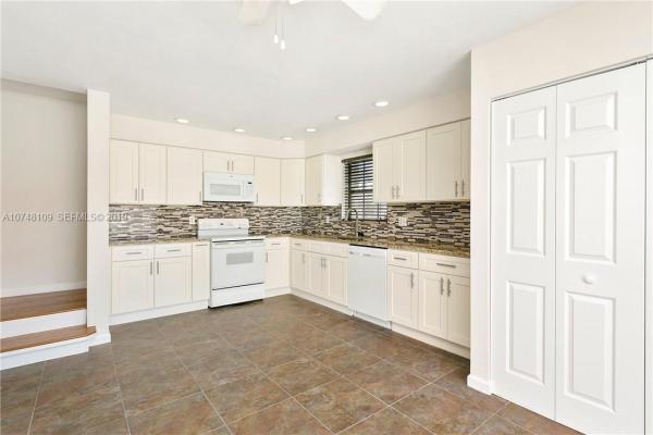 Golfview Harbour Townhouses, 1437 Princeton Ln, Boynton Beach, Florida 33426, image 1