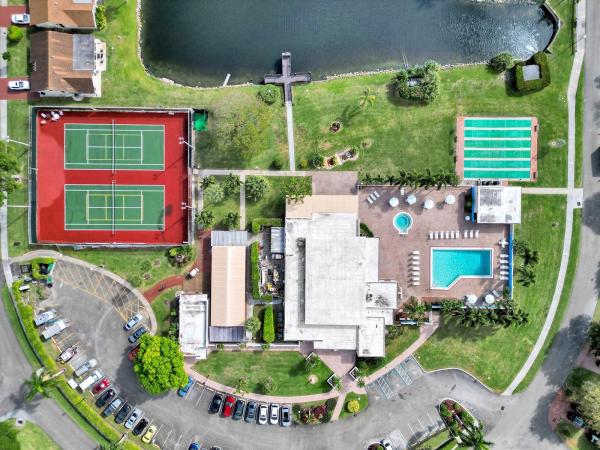 The Meadows Of Crystal Lake, 2186 SW 16th Cir, Deerfield Beach, Florida 33442, image 3