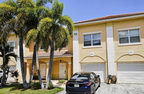 Estancia At Palm Springs, 213 Talia Cir, Palm Springs, Florida 33461, image 2