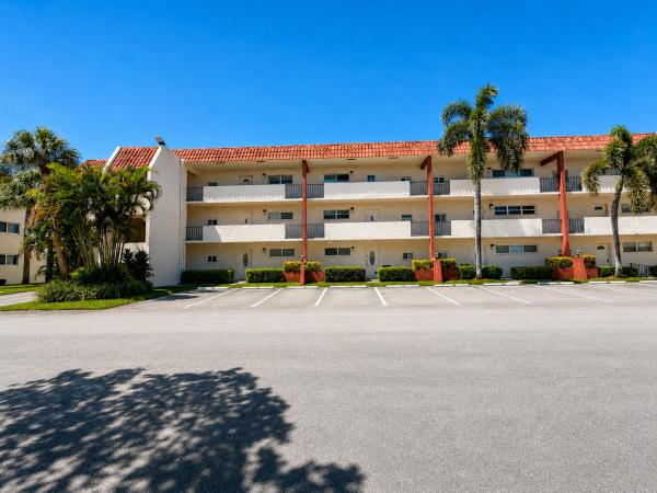 Hollybrook Golf & Tennis Club, 9411 N Hollybrook Lake Dr #310, Pembroke Pines, Florida 33025, image 2